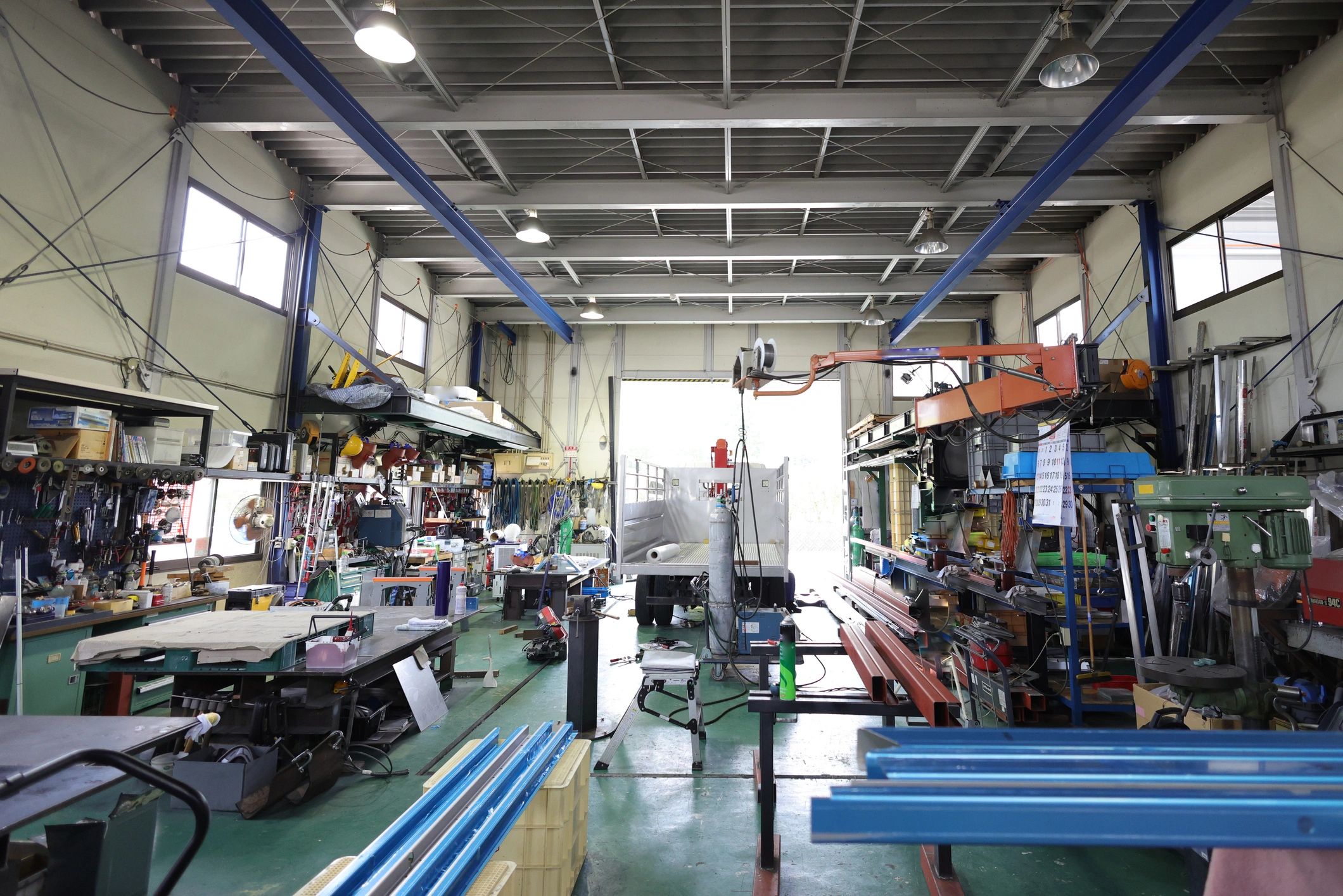 Manufacturing facility interior for quality-controlled production