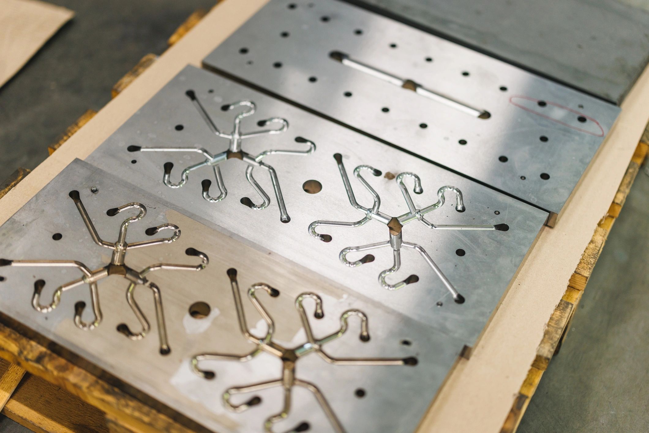 Complex CNC machined metal parts with threaded surfaces