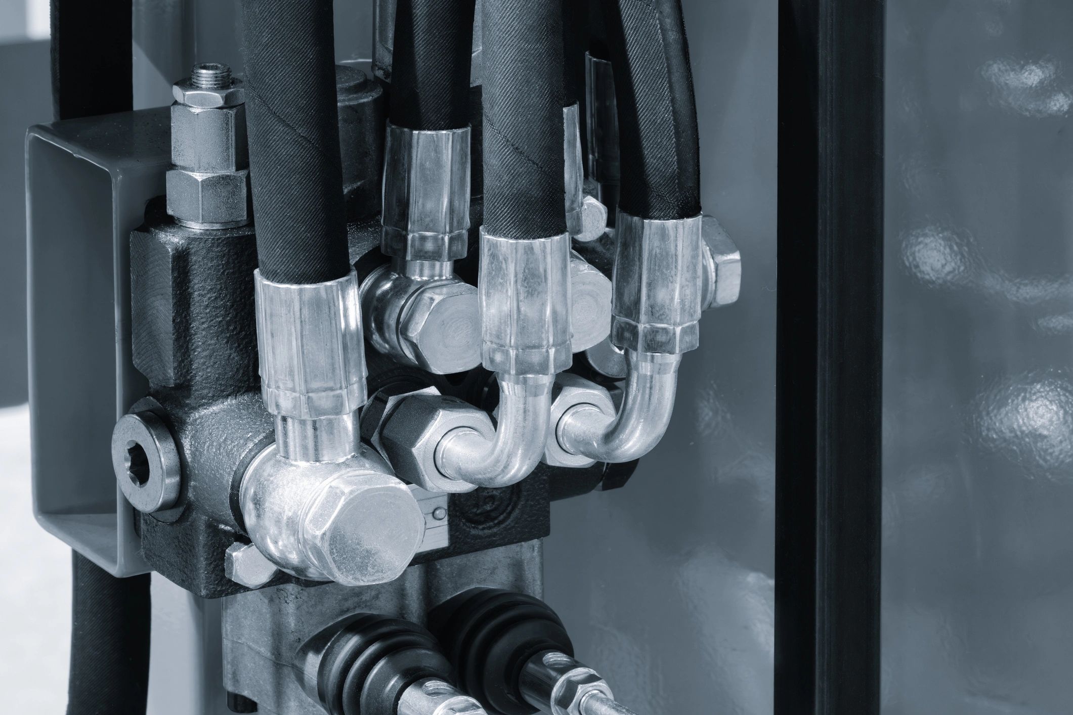 Industrial hydraulic machine with rubber and metal pipe assemblies